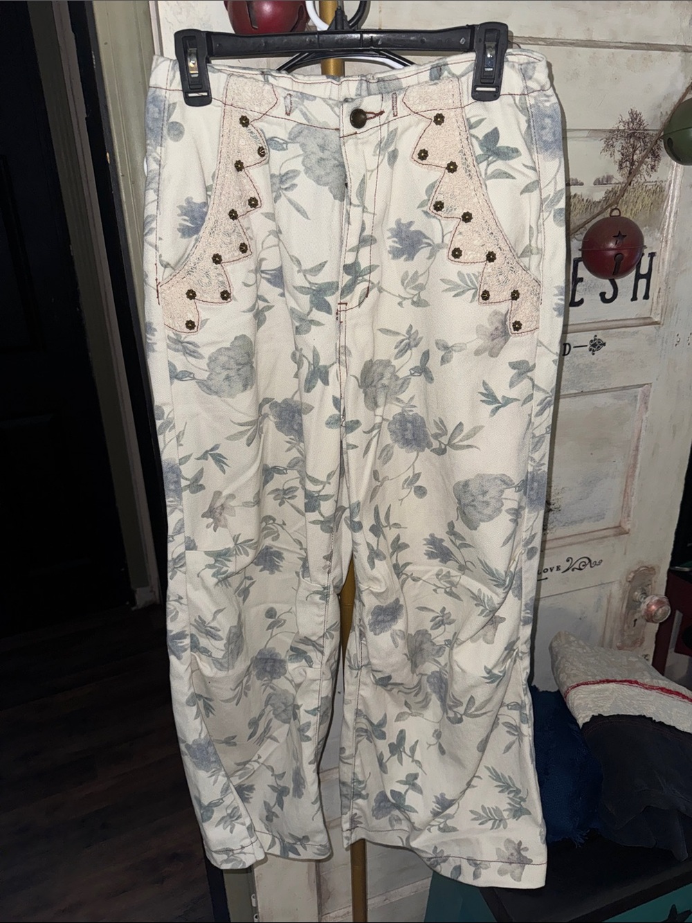 POL Wide-Leg Floral Cotton Pants in Cream and Gray